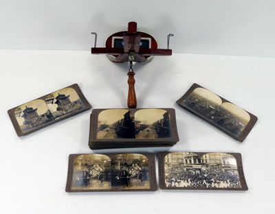 quatre vieilles photos d'un avion posées sur une table