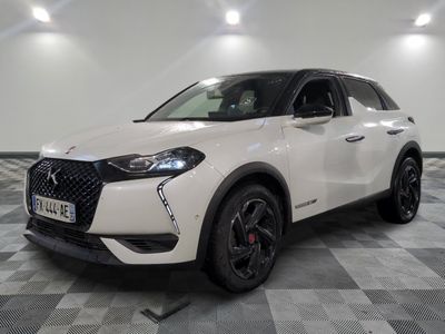 l'avant d'un SUV blanc garé sur un sol à damier