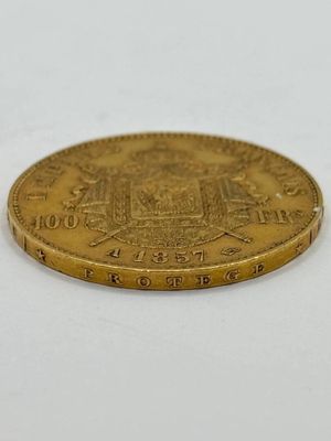 gros plan d'une pièce d'or sur une surface blanche