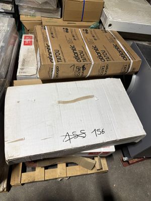 une pile de cartons posée sur une palette à côté d'une autre pile de cartons