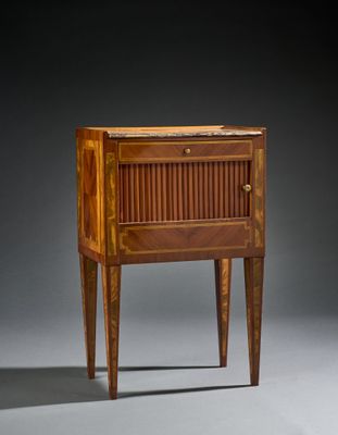 l'image d'une petite table en bois munie d'un tiroir