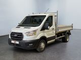 un camion blanc garé dans une pièce