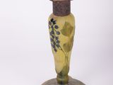 un vase en verre orné d'un arbre, posé sur un socle