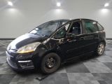 la photo d'une voiture noire garée dans un garage