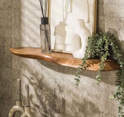 une photo d'un vase avec des fleurs posé sur une étagère au-dessus d'un lavabo