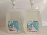 deux flacons de gel hydroalcoolique posés sur un comptoir