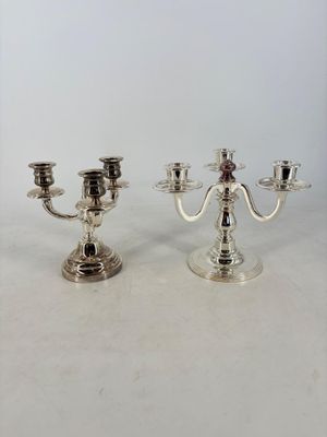 paire de candélabres et de bougeoirs en métal argenté