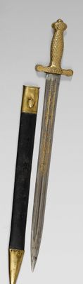 un couteau et un stylo posés l'un à côté de l'autre sur une table