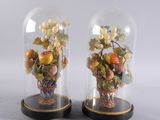 deux cloches en verre contenant des fruits
