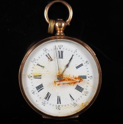 un gros plan d'une horloge comportant des chiffres romains