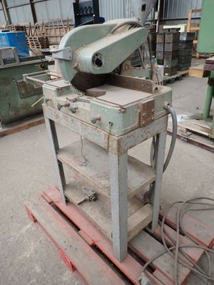 une machine posée sur une palette dans un entrepôt
