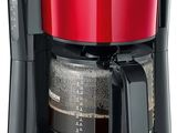 La cafetière est rouge et noire, avec une poignée noire.