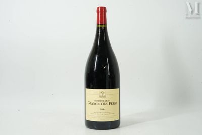 une bouteille de vin posée sur une table