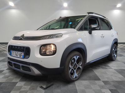 la citrole blanche est garee sur un carrelage en damier