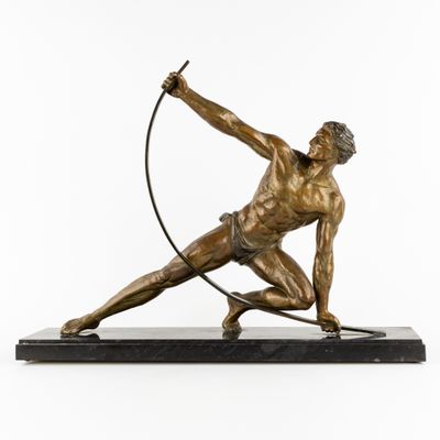 une statue en bronze représentant un homme portant un cerceau, posée sur un socle en marbre
