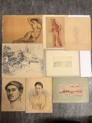 Plusieurs dessins représentant un homme et une femme sont posés sur une table