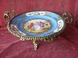 une assiette bleue et dorée sur laquelle figure une image