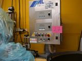 une machine qui se trouve dans une pièce, avec un sac posé dessus