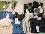 de nombreux types de vêtements exposés dans une boîte