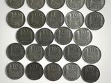 l'image d'un paquet de pièces de monnaie posé sur une surface blanche