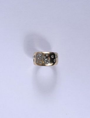 une image d'une bague en or et en diamant sur une surface blanche