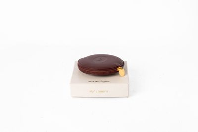 un petit biscuit au chocolat posé sur une boîte blanche