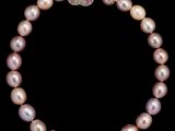 un collier de perles roses avec un fermoir en or