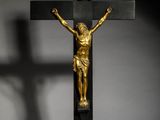 un gros plan d'une croix sur laquelle est représenté un crucifix