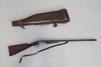 un fusil et un fusil de chasse posés sur une surface blanche, accompagnés d'un étui en cuir