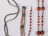 un assortiment de colliers et de bracelets variés, présentés sur un fond blanc
