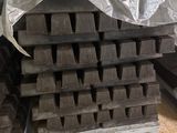 de nombreuses piles de boîtes en plastique noir sur une palette