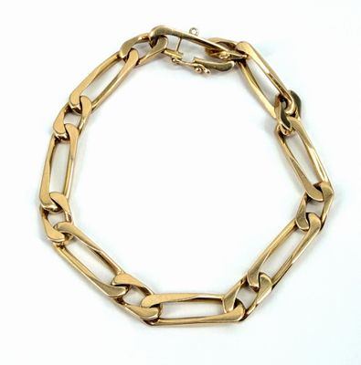 une image représentant un bracelet en or avec un maillon, sur fond blanc
