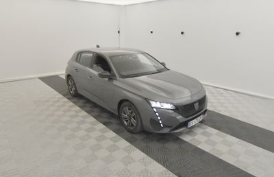 la photo d'une voiture dans un garage au sol en damier