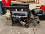 un barbecue et une chaise dans un garage, parmi d'autres objets