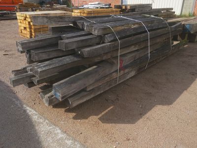 de nombreuses pièces de bois empilées les unes sur les autres