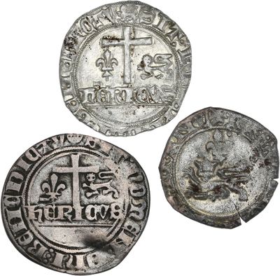 trois pièces d'argent, dont l'une porte une croix et l'autre une croix gravée dessus