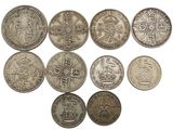 gros plan d'un paquet de pièces de monnaie sur une surface blanche