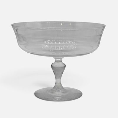 un saladier en verre posé sur une table