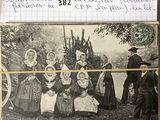 une vieille photo montrant un groupe de femmes et d'enfants posant pour une photo
