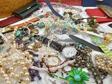 une table sur laquelle sont posés de nombreux bijoux