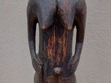 une image représentant une statue en bois d'une femme avec un bébé