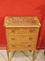 Petite commode sauteuse en bois de placage à 3 tiroirs. (photo 3)