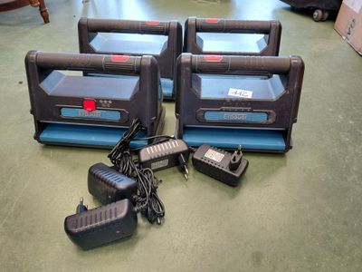 quatre piles et un chargeur posés par terre