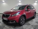 la voiture rouge est garée dans le garage sur un sol en damier