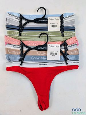 un gros plan sur un ensemble de sous-vêtements posés sur une surface blanche
