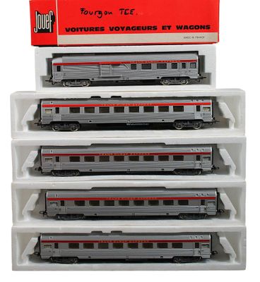 un ensemble de quatre wagons exposés