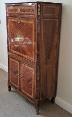un grand meuble en bois surmonté d'un miroir