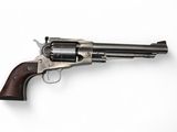 gros plan d'un revolver sur une surface blanche
