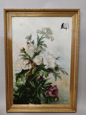 une peinture à l'huile représentant des fleurs, dans un cadre doré, accrochée à un mur blanc