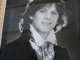 photo encadrée d'un homme en smoking, portant une cravate et un nœud papillon